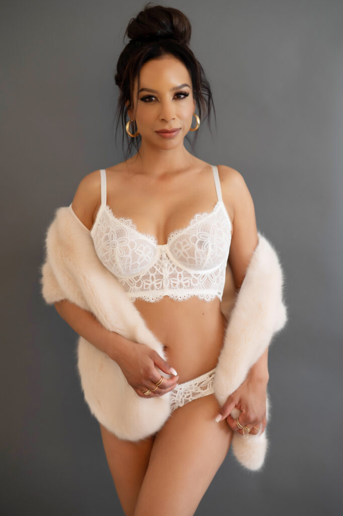 Sexy Outfit - White Lace & Fur